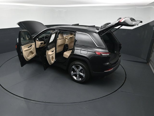 New 2026 Jeep Grand Cherokee Limited w/ Trailer Tow Package AWD/4WD image 28