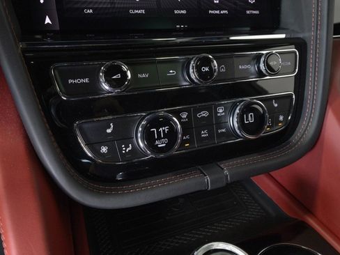 Used 2022 Bentley Bentayga AWD/4WD image 33