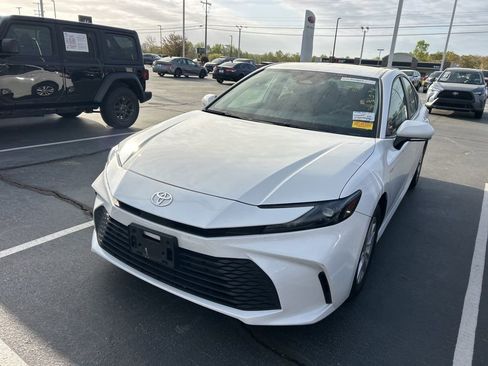 Used 2025 Toyota Camry LE image 10