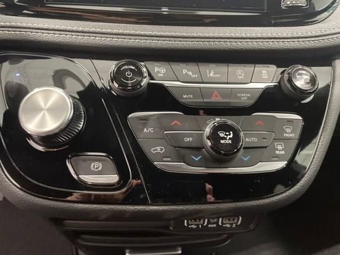 New 2025 Chrysler Pacifica Select image 17