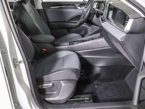 Used 2026 Volkswagen Tiguan SE w/ Panoramic Sunroof Package AWD/4WD image 44
