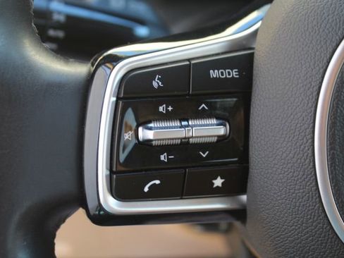 Used 2022 Kia Carnival LX w/ Paint Protection Package image 17