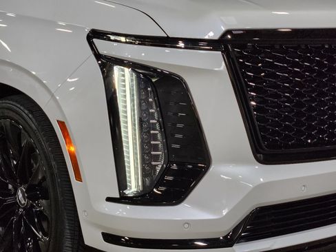 Used 2025 Cadillac Escalade Sport Platinum w/ LPO, ONYX Package AWD/4WD image 9