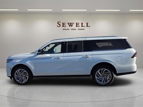 New 2025 Lincoln Navigator L Reserve image 2