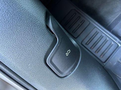 Used 2022 Audi e-tron Premium Plus w/ Premium Plus Package image 86