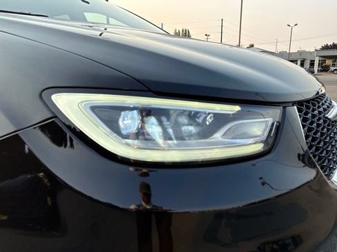 Used 2024 Chrysler Pacifica Touring-L FWD image 9
