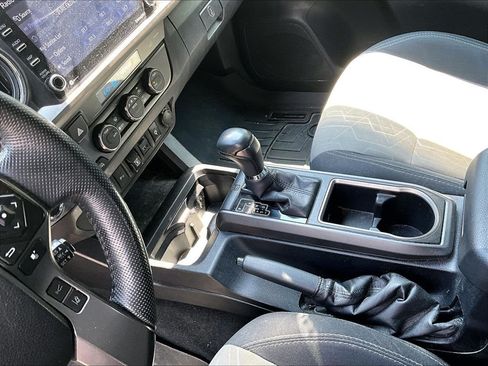Used 2021 Toyota Tacoma TRD Off-Road w/ Technology Package AWD/4WD image 15