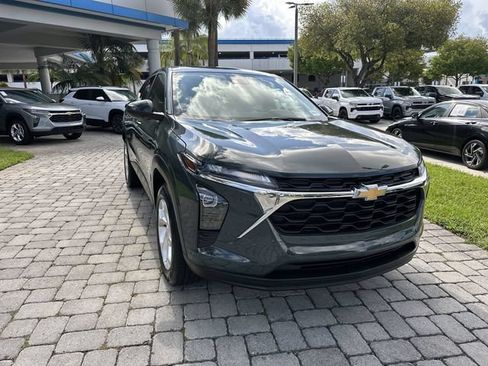 Used 2025 Chevrolet Trax LS w/ LS Convenience Package FWD image 17