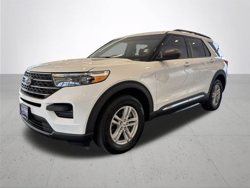 Used 2024 Ford Explorer XLT AWD/4WD image 2