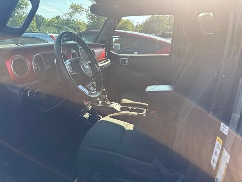 Used 2018 Jeep Wrangler Unlimited Rubicon w/ LED Lighting Group AWD/4WD image 3