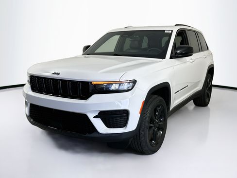 Used 2023 Jeep Grand Cherokee Altitude RWD image 1