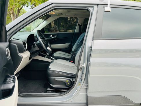 Used 2022 Hyundai Venue SEL FWD image 10