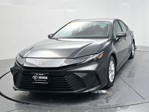 Used 2025 Toyota Camry LE image 3