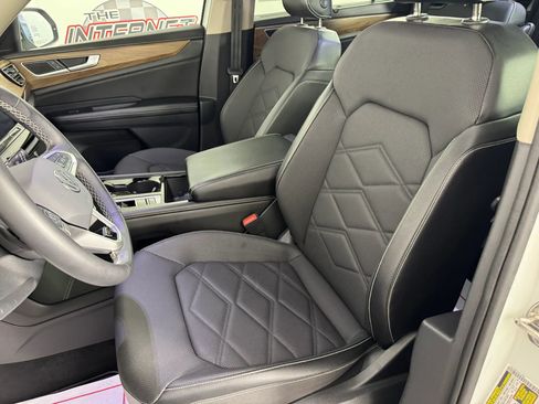 Used 2024 Volkswagen Atlas SE image 34