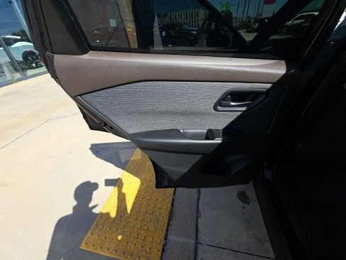 Used 2023 Nissan Rogue S image 22