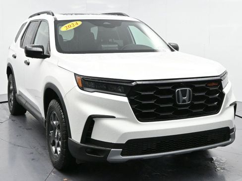 Used 2024 Honda Pilot TrailSport image 2