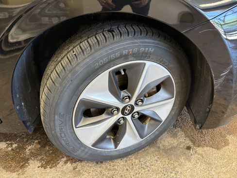 Used 2019 Hyundai Ioniq Limited FWD image 17