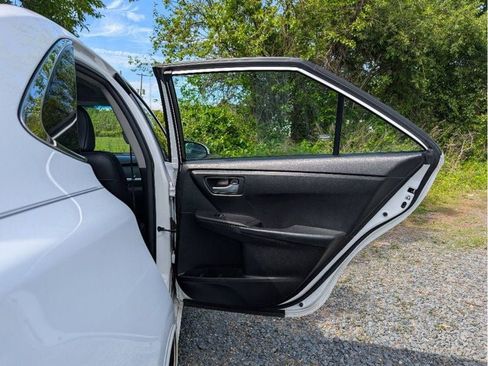 Used 2017 Toyota Camry SE w/ Moonroof Package FWD image 12