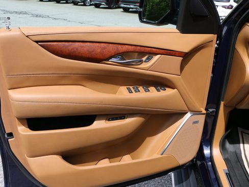 Used 2017 Cadillac Escalade ESV Platinum RWD image 17