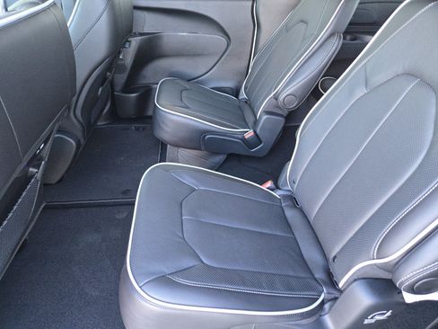 New 2026 Chrysler Pacifica Limited w/ S Appearance Package image 18