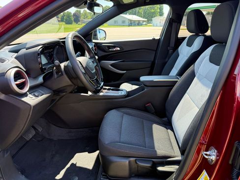 Used 2025 Chevrolet Trax RS w/ Sunroof Package FWD image 13