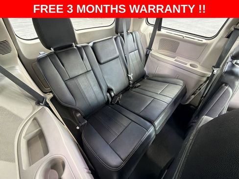 Used 2016 Chrysler Town & Country Touring image 22