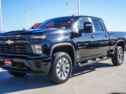 Used 2025 Chevrolet Silverado 2500 Custom image 3