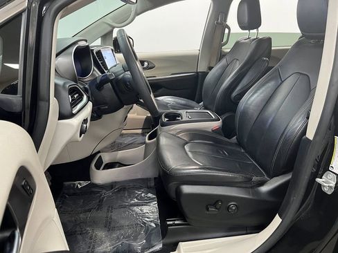 Used 2022 Chrysler Pacifica Touring-L image 10