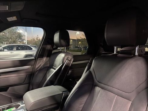 Used 2020 Land Rover Discovery Landmark image 7
