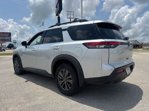Used 2022 Nissan Pathfinder SV AWD/4WD image 4