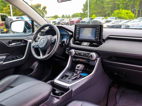 Used 2019 Toyota RAV4 XLE Premium FWD image 11