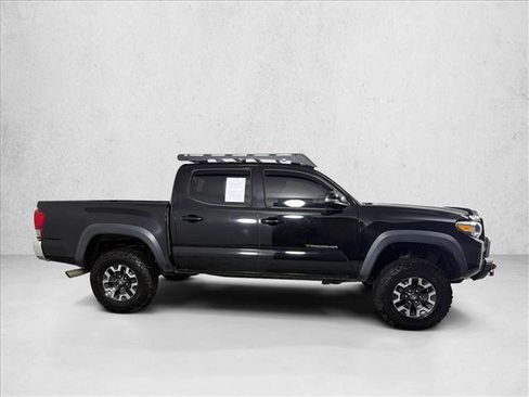 Used 2017 Toyota Tacoma TRD Off-Road AWD/4WD image 3