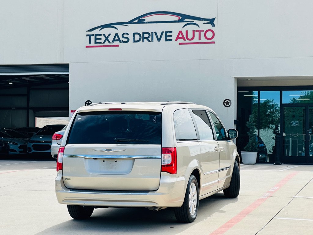 Used 2014 Chrysler Town & Country Touring FWD image 8
