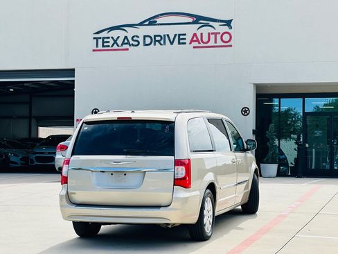 Used 2014 Chrysler Town & Country Touring FWD image 8