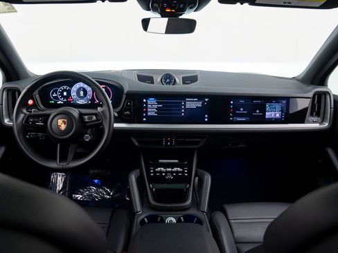 Certified 2025 Porsche Cayenne image 11
