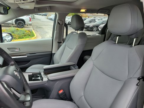 Used 2024 Toyota Sienna XLE FWD image 15