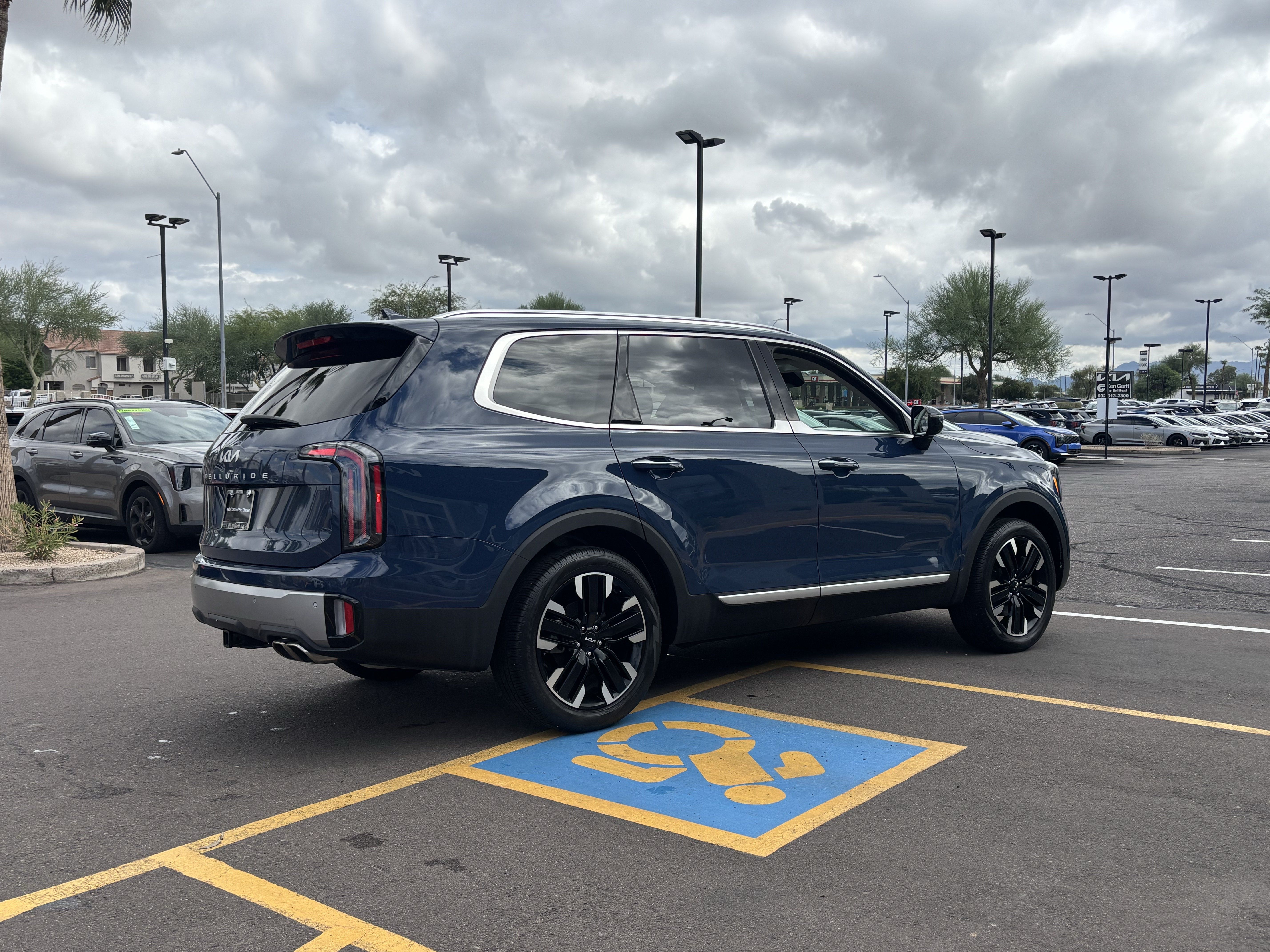 Certified 2024 Kia Telluride SX w/ Towing Package FWD image 3
