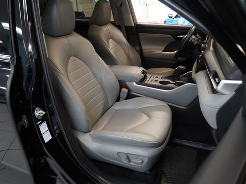 Used 2022 Toyota Highlander XLE AWD/4WD image 27