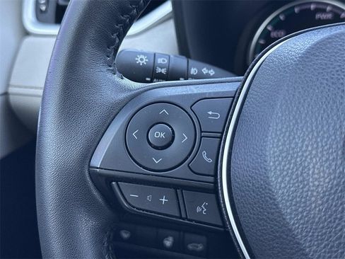 Used 2022 Toyota RAV4 XLE Premium image 17