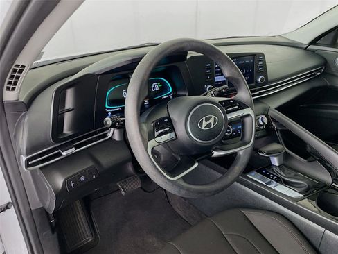 Certified 2025 Hyundai Elantra Hybrid FWD image 13