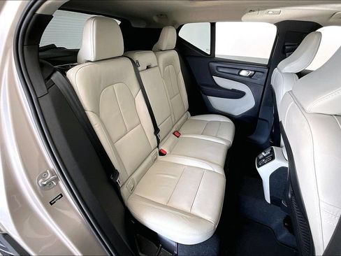 Certified 2023 Volvo XC40 B5 Plus AWD/4WD image 36