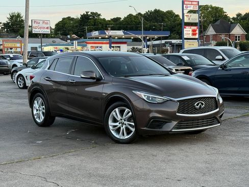 Used 2017 INFINITI QX30 FWD image 3