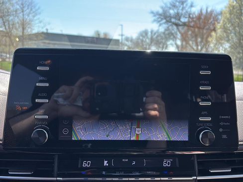 Used 2022 Toyota Sienna Platinum AWD/4WD image 24