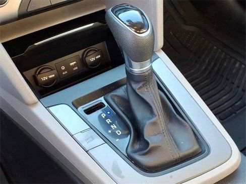 Used 2017 Hyundai Elantra SE image 16