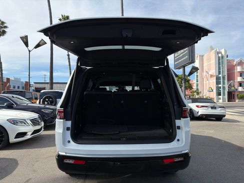 Used 2023 Jeep Wagoneer Series III w/ Flexible Seating Group image 7