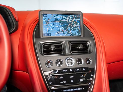 Used 2023 Aston Martin DB11 Coupe image 25