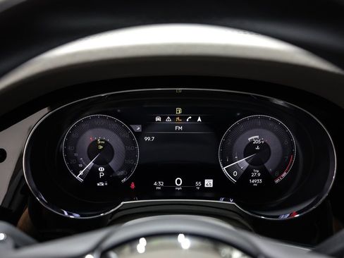 Used 2022 Bentley Bentayga image 45