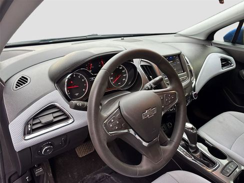 Used 2019 Chevrolet Cruze LT w/ Convenience Package FWD image 9