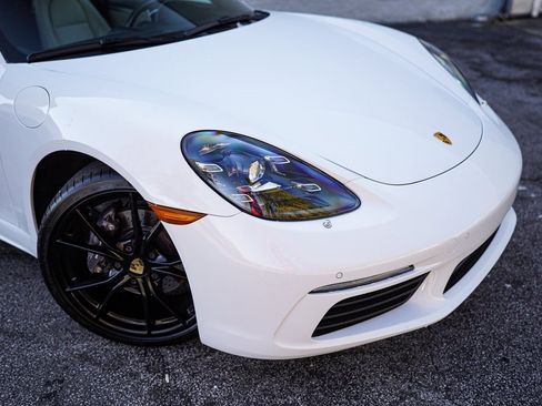 Used 2022 Porsche 718 Cayman image 9