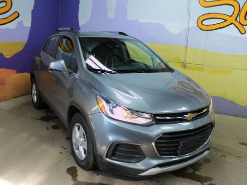 Used 2019 Chevrolet Trax LT w/ LT Convenience Package FWD image 2